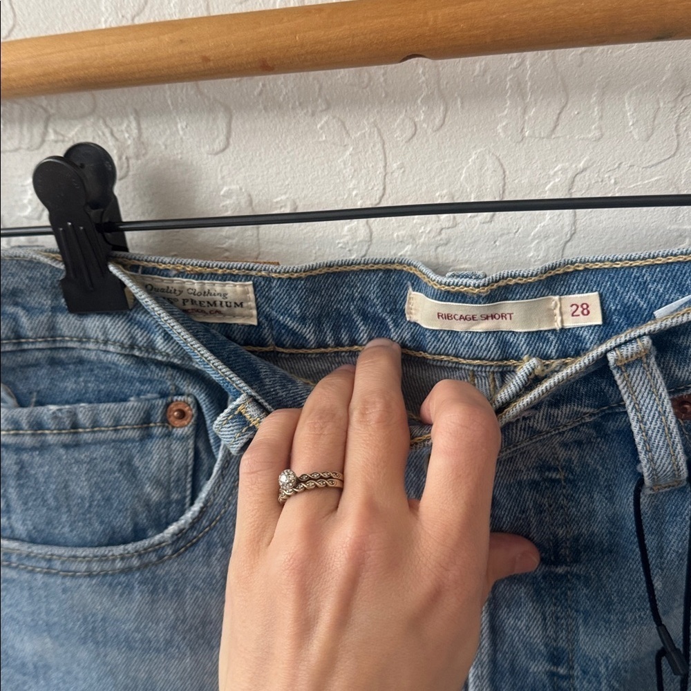 Levi’s premium Light Wash Distress Ribcage Short size 28 Stretch - Picture 4 of 6